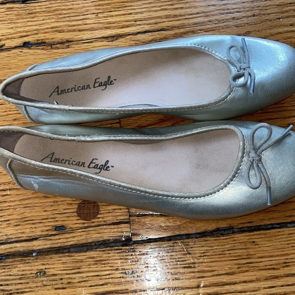 American eagle size 8 gold flats